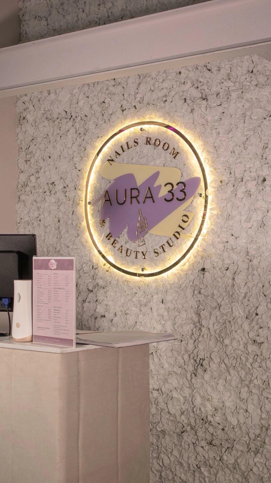 Aura 33 Nails Room